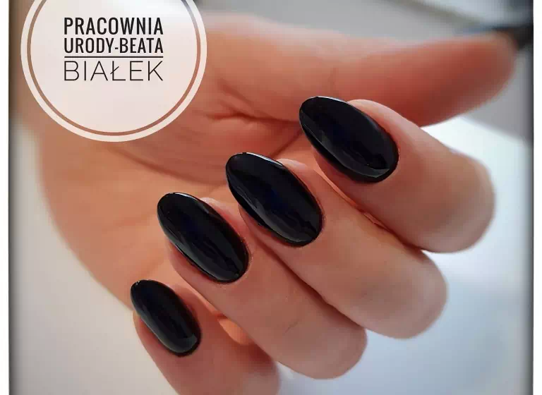 paznokcie pomalowane na czarno